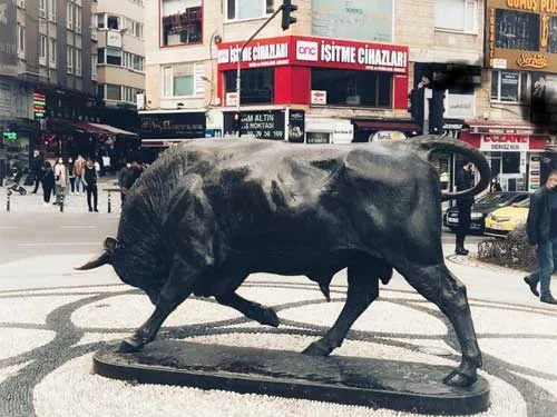 Kadıköy Boğa Heykeli ve arka planda ONC tabelası